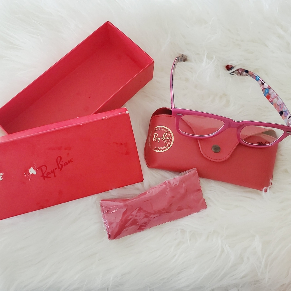 Eye glasses R ay bban for women.